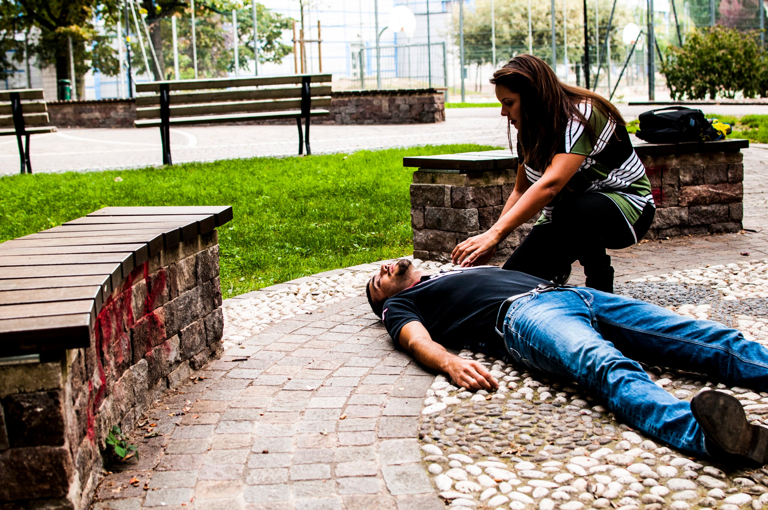 girl-trying-to-find-help-for-an-unconscious-guy