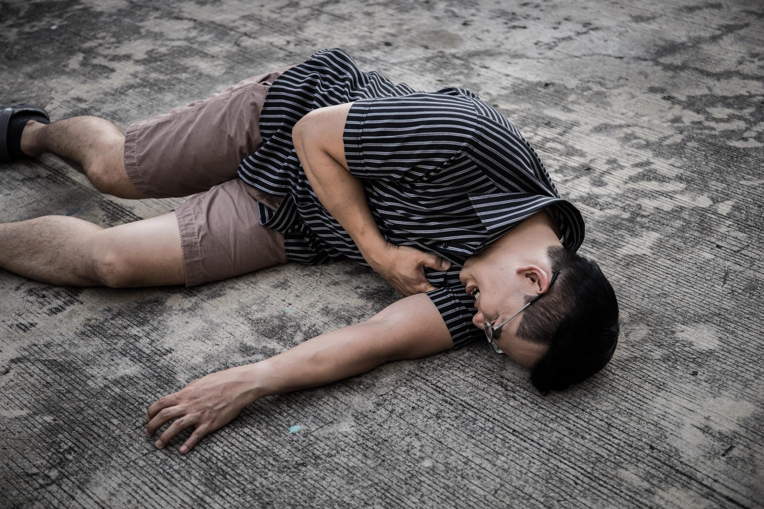 Young man with heart attack outside, needinhg help.