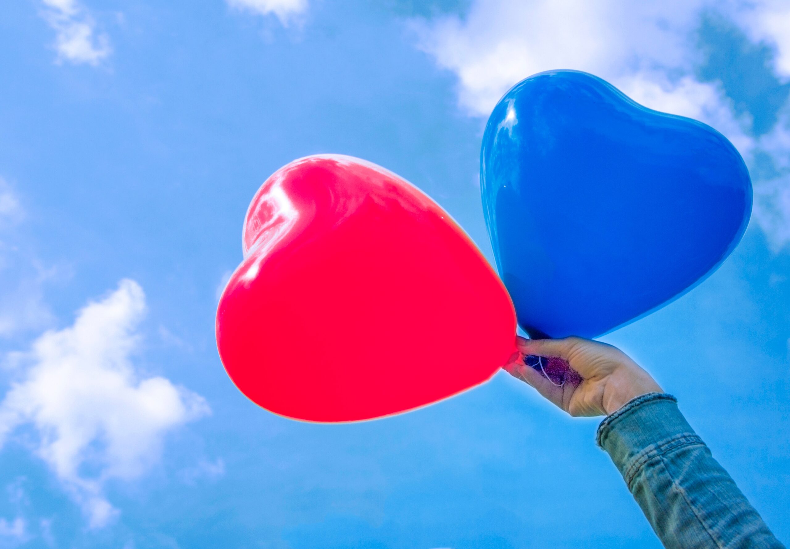heart-shaped-balloons-against-a-bright-blue-sky world heart day