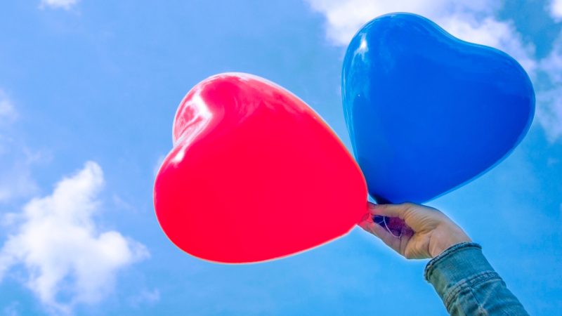 heart-shaped-balloons-against-a-bright-blue-sky world heart day